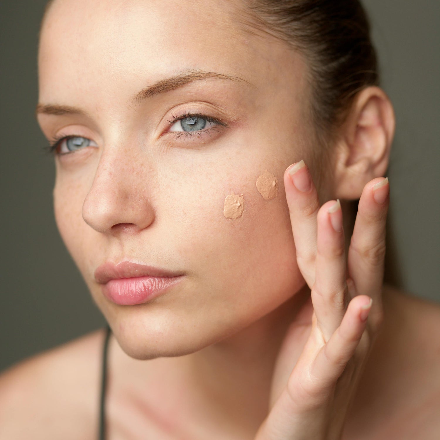 Only use non-comedogenic skincare products and cosmetics when treating acne